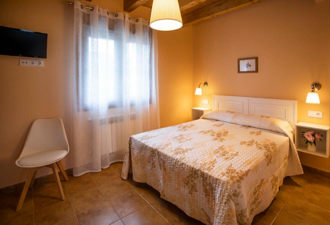 El Campo Mateo Apartamentos Onís エクステリア 写真